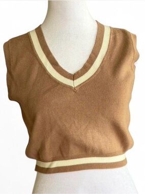 superdown Camel V-Neck Sleeveless Knit Crop Vest with Cream Trim